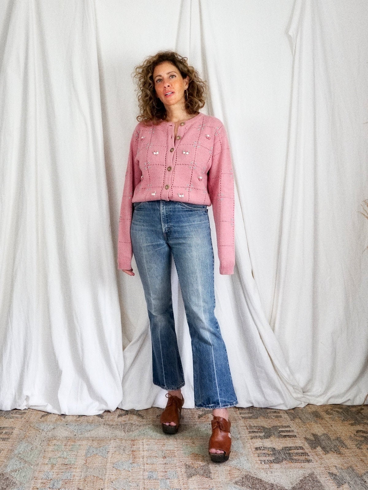 Vintage 80Er Jahre Dusty Rose Bestickt Zierlich Blumenmuster Bud Boxy Baumwolle Strickjacke Fensterscheibe Pullover von ClosiTherapiVintage
