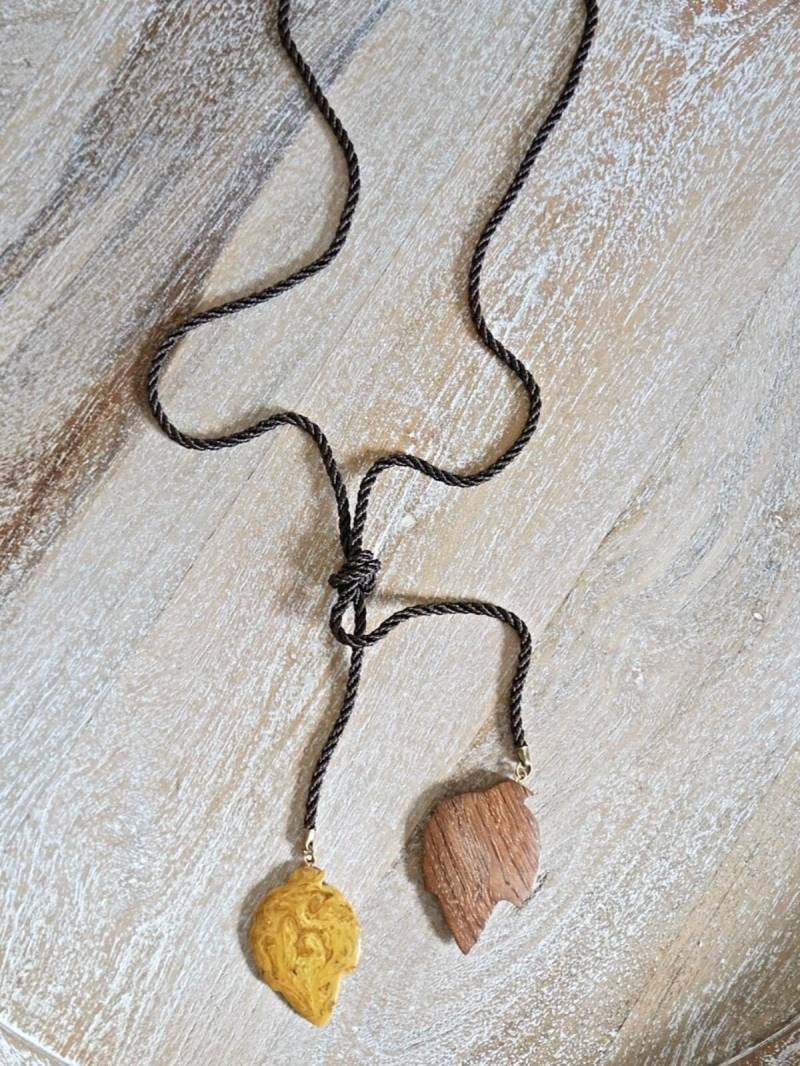 Vintage 80Er Jahre Geschnitzte Holz Blätter Jaspis Lariat Einstellbar Seil Lange Blatt Boho Halskette von ClosiTherapiVintage