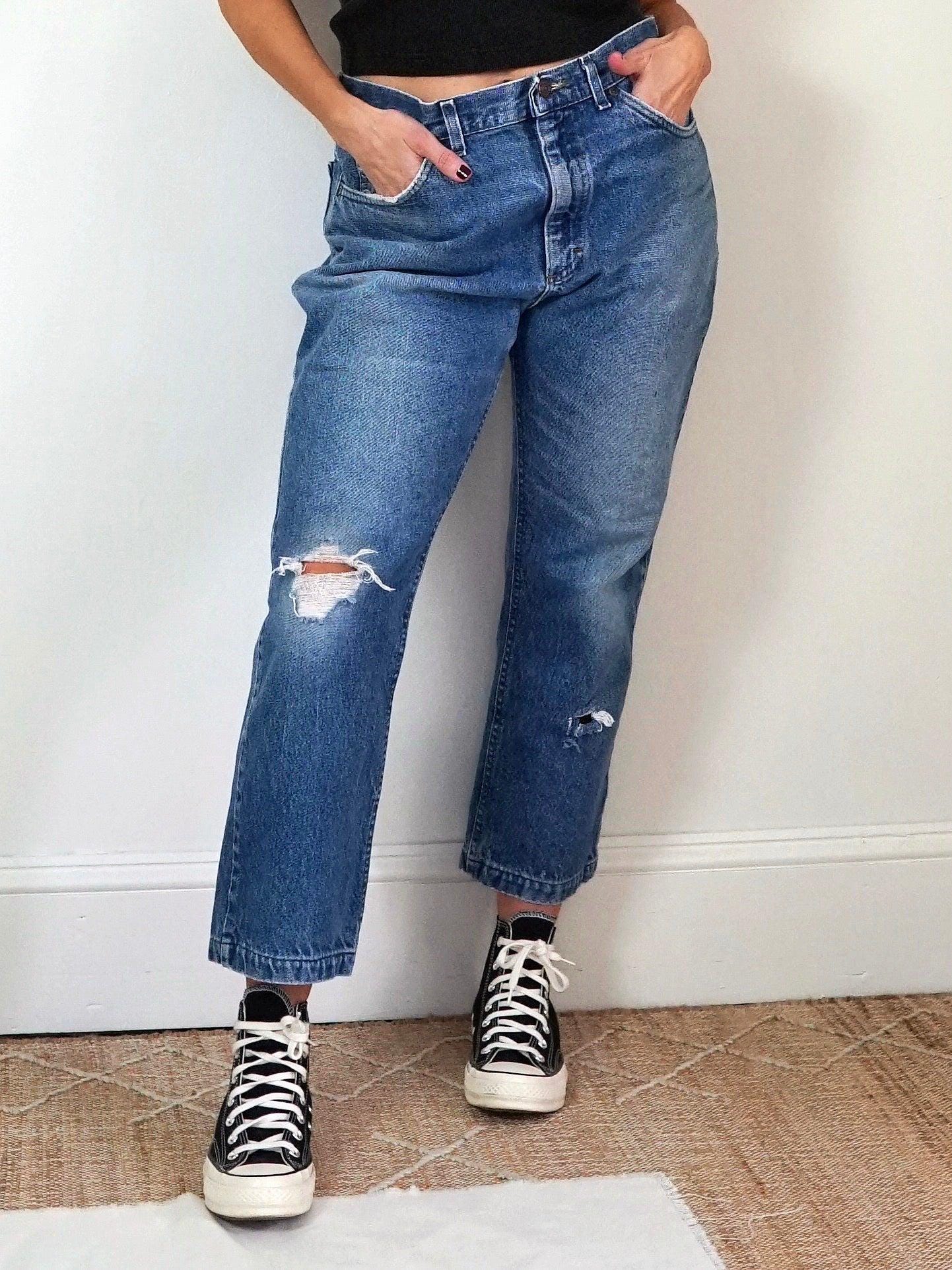Vintage 80Er Jahre Lee Distressed Cotton Medium Blue Wash Denim Boyfriend Slouchy Streetwear Cropped High Rise Jeans - 34 "Taille von ClosiTherapiVintage