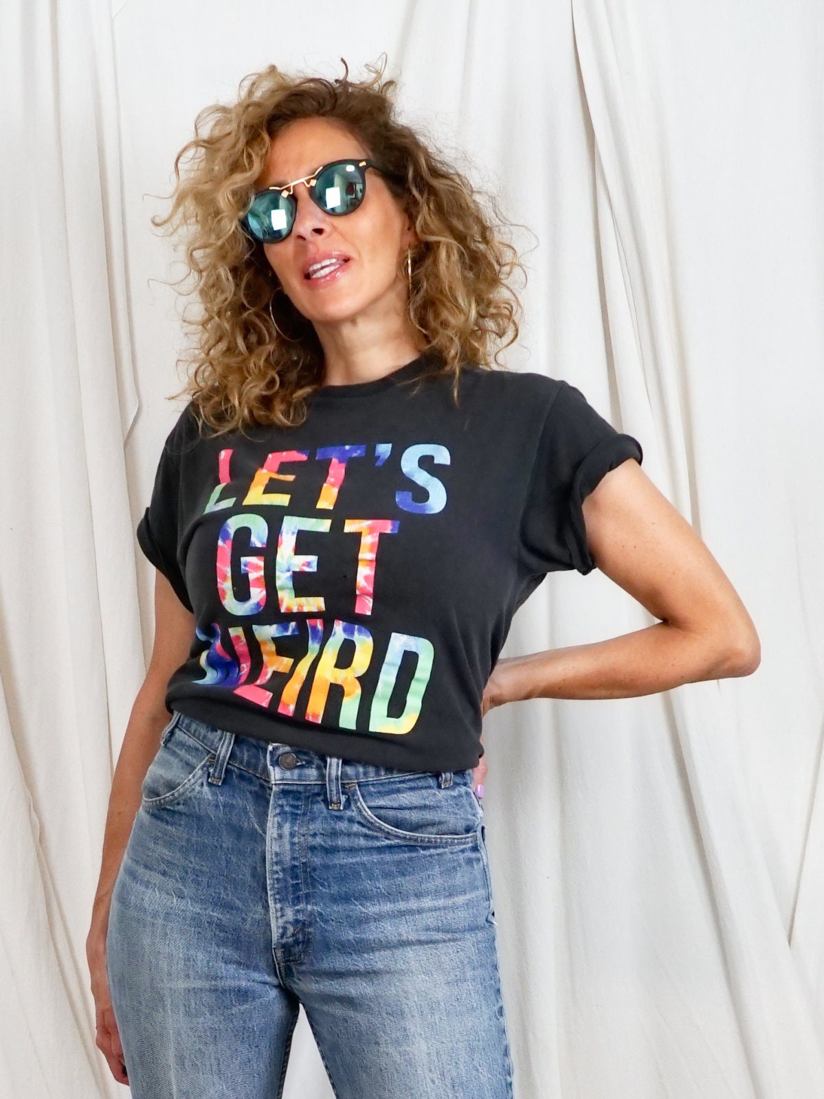 Vintage 80Er Jahre Let's Get Weird Neon Verblasstes Schwarzes Weiches Baumwoll-Tie-Dye-Grafik-T-Shirt von ClosiTherapiVintage
