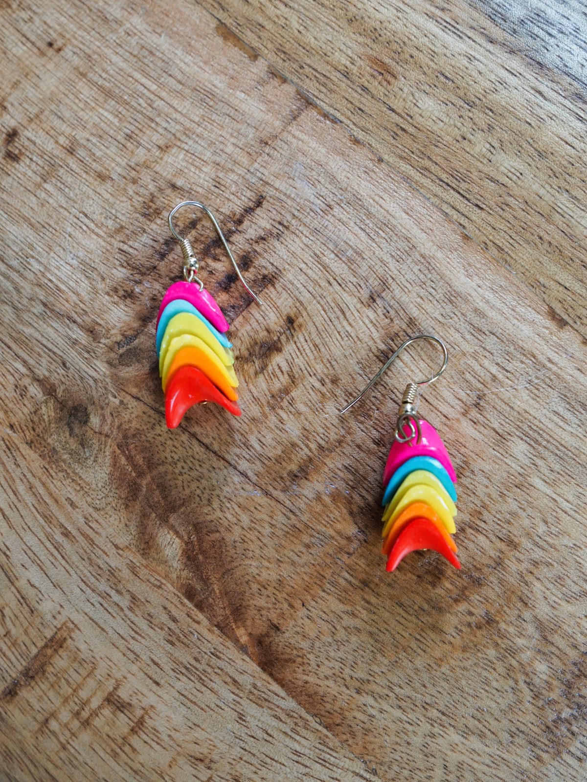 Vintage 80Er Neon Rainbow Wave Stack Fun Dangle Dayglo Bunt New Skulpturale Ohrringe von ClosiTherapiVintage