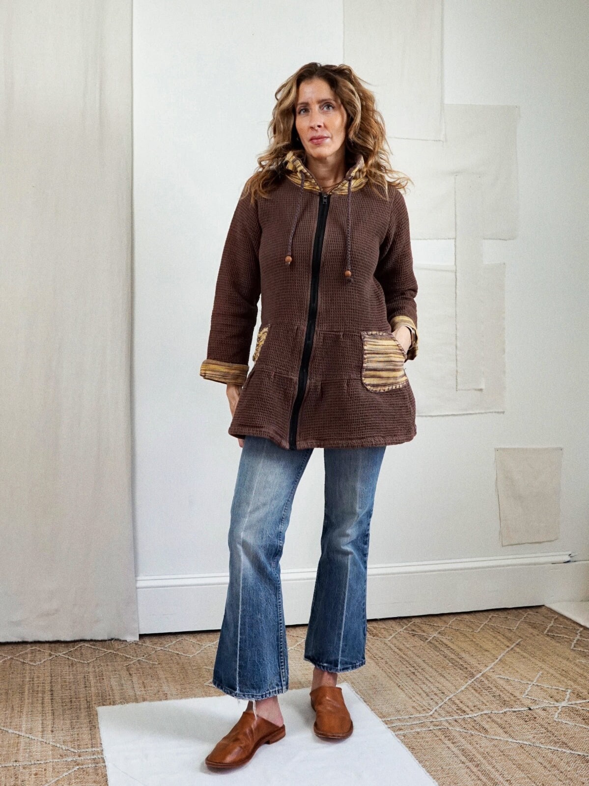 Y2K Waffelmuster Knit Nutmeg Brown Thermokontrast Zip Hoodie Tunika Aufgesetzte Tasche Boho Pullover Geflochtene Kordelzug Einzigartige Jacke von ClosiTherapiVintage