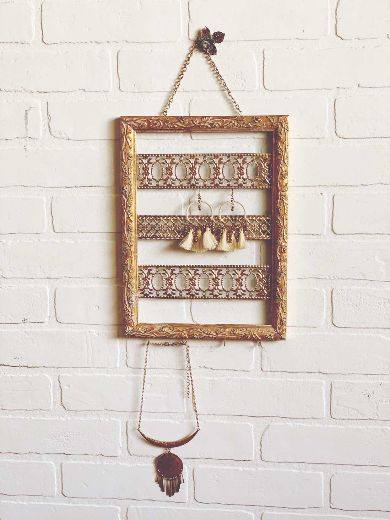 Picture Frame Jewelry Holder, Schmuck Display, Hängende Schmuckhalter, Shabby Schmuck-Schmuck-Display, Vintage Holder Picture Frame Jewelry Holder, Schmuck Display, Hängende Schmuckhalter, Shabby Schmuck-Schmuck-Display, Vintage Holder von ClothandPatina