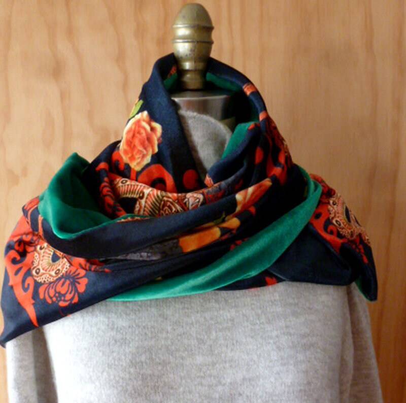 Dunkelgrüner Zweifarbiger Samtschal Mit Grünem Samt von ClothingByCheryldine