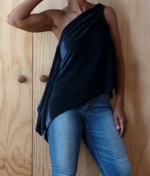 Elegantes, Kurzes Oberteil Mit Langem Faltenwurf An Der Seite von ClothingByCheryldine