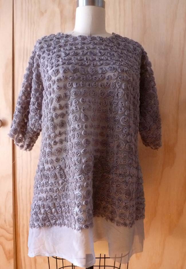 Graue, Locker Sitzende Pullover-Blumennetz-Bluse Mit Weiten Ärmeln Und Rundhalsausschnitt/Größe 6-12 | Eine Einheit Passt Allen Graue, Locker Sitzende Pullover-Blumennetz-Bluse Mit Weiten Ärmeln Und Rundhalsausschnitt/Größe 6-12 | Eine Einheit Passt Allen von ClothingByCheryldine