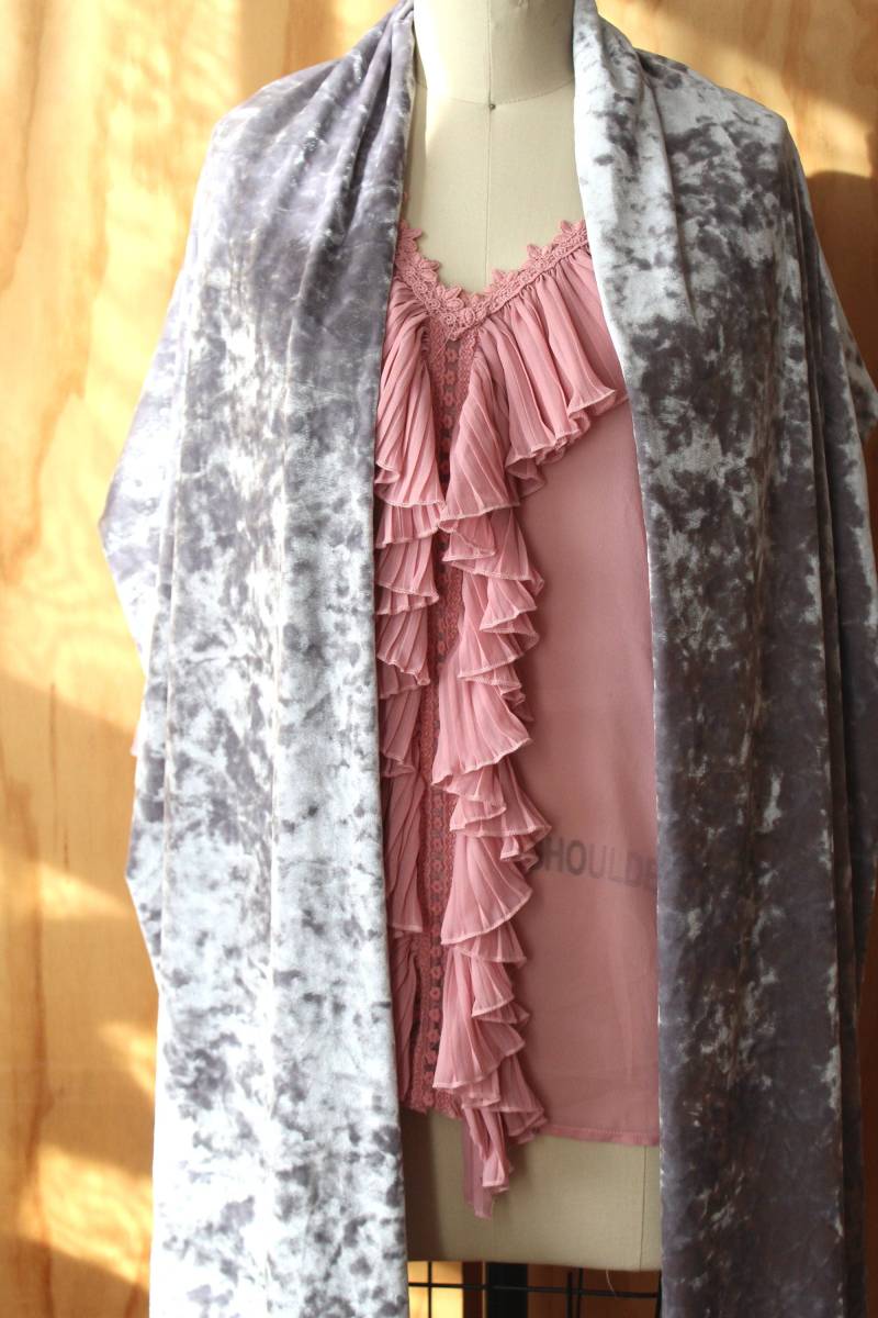 Graues Samttuch/Größe 80X15 Auf Mannequin | Langes Schmales Tuch4 Option Box/Medium, Large, Und Xlarge Verfügbar von ClothingByCheryldine