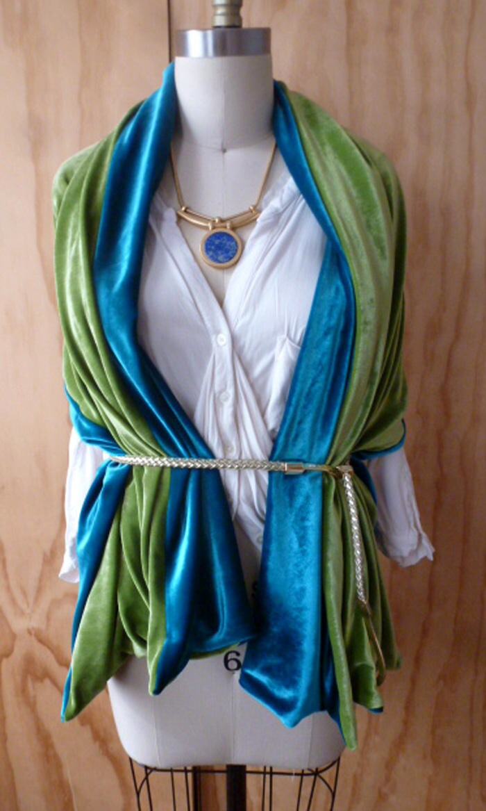 Helles Olivgrün Und Jade Zweifarbige Lange Samtstola Von Cheryl Johnston von ClothingByCheryldine