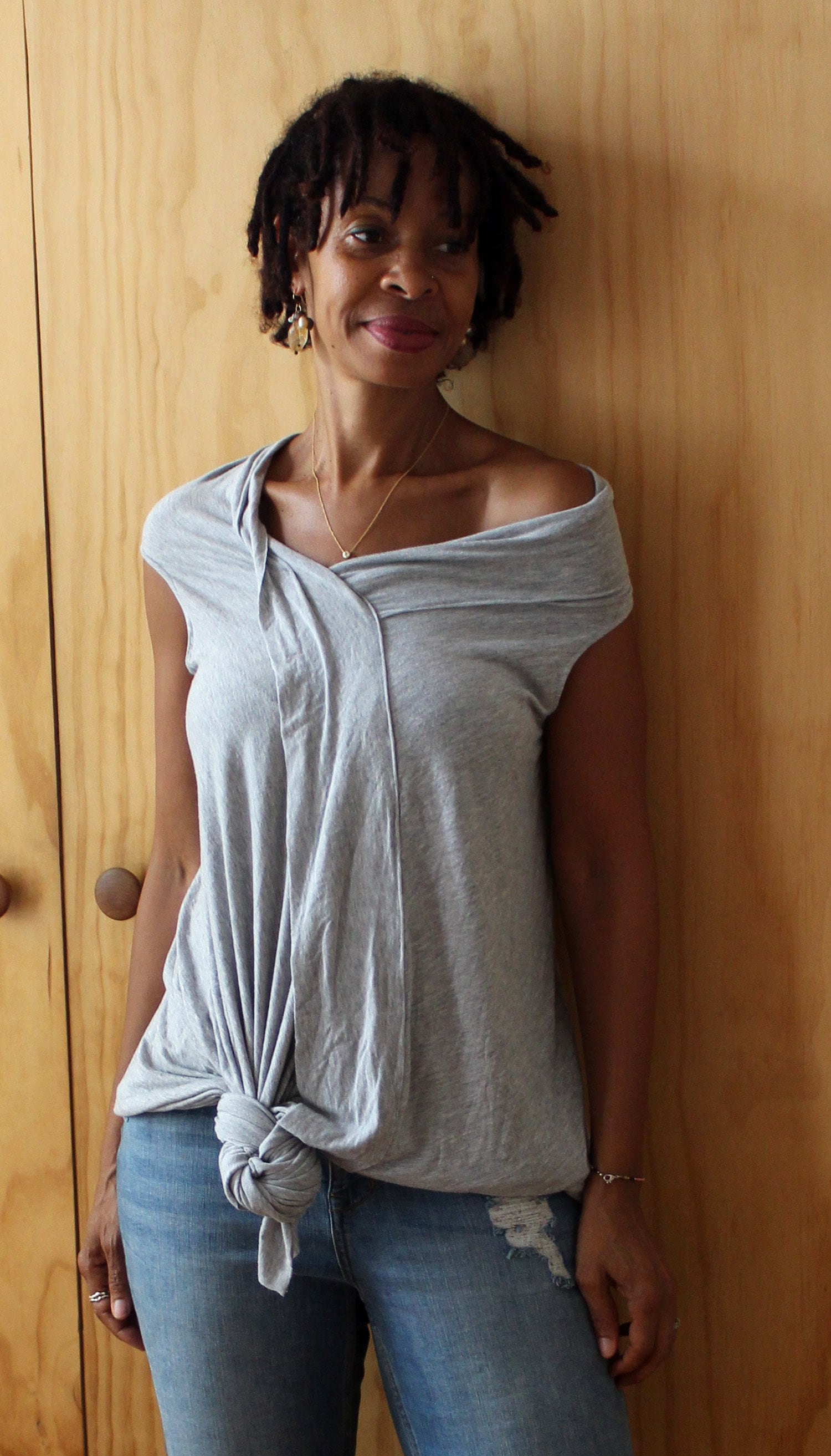 Hellgraues Ärmelloses Oberteil Mit Vorderen Stichdetail Und Drapiertem Rückendetail Hellgraues Ärmelloses Oberteil Mit Vorderen Stichdetail Und Drapiertem Rückendetail von ClothingByCheryldine