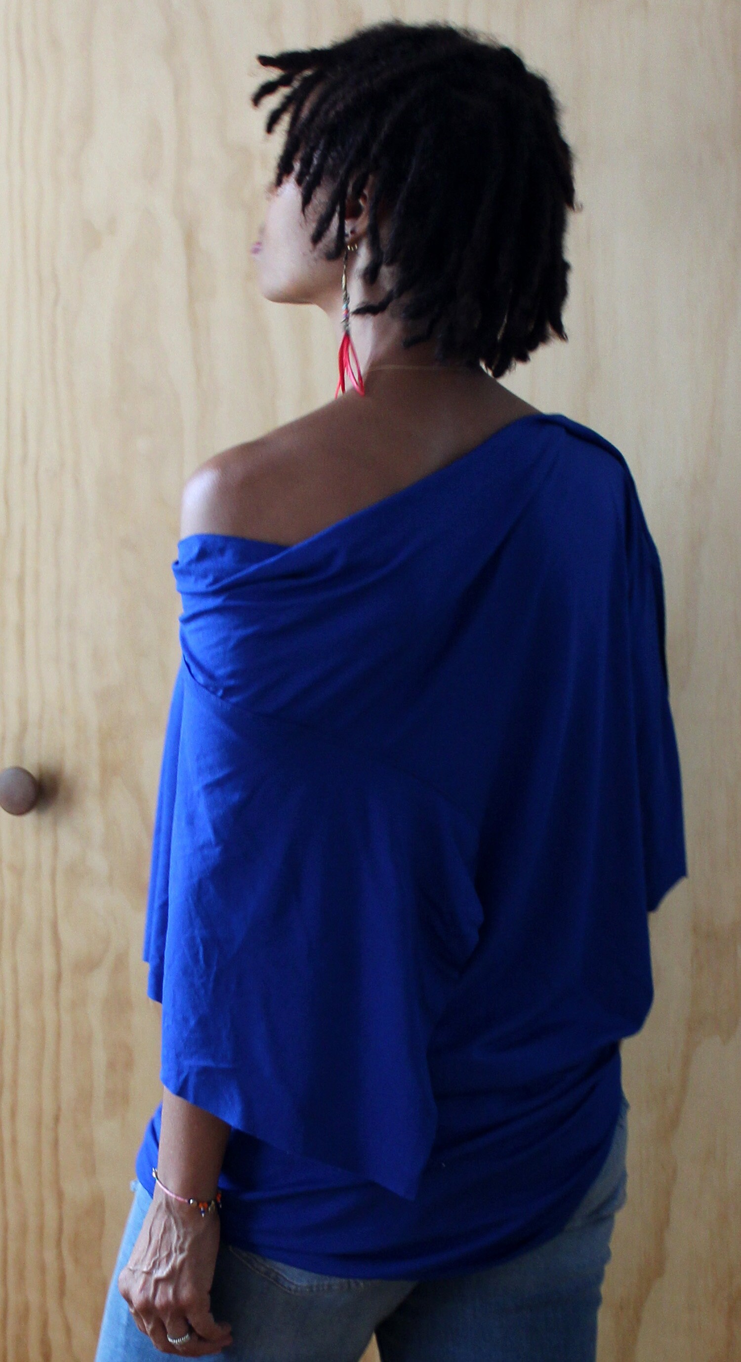 Hier Gibt Es Ein Royalblaues Viskose-Jersey-Top Mit Drapé-Ärmeln Hier Gibt Es Ein Royalblaues Viskose-Jersey-Top Mit Drapé-Ärmeln von ClothingByCheryldine