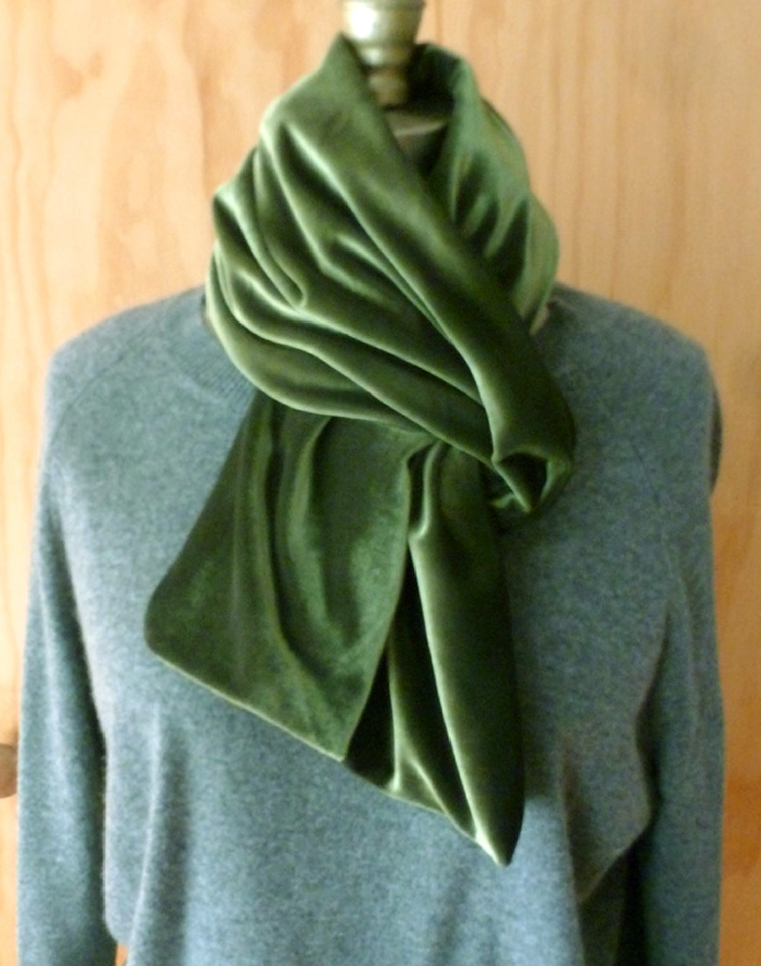 Olivgrüner Samtschal/ Unisex/ 80x9 Lang/ Gratis Versand in U.s./ Olivgrüner Samtschal/ Unisex/ 80x9 Lang/ Gratis Versand in U.s./ von ClothingByCheryldine