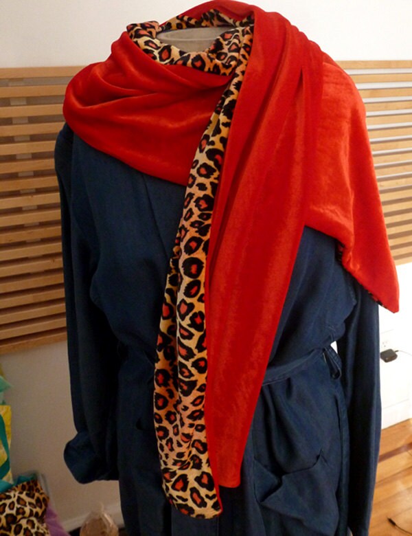 Rot Und Leopard Samtschal 158 "x 9"/3 Größen in Dropdown-Box Angeboten Rot Und Leopard Samtschal 158 "x 9"/3 Größen in Dropdown-Box Angeboten von ClothingByCheryldine