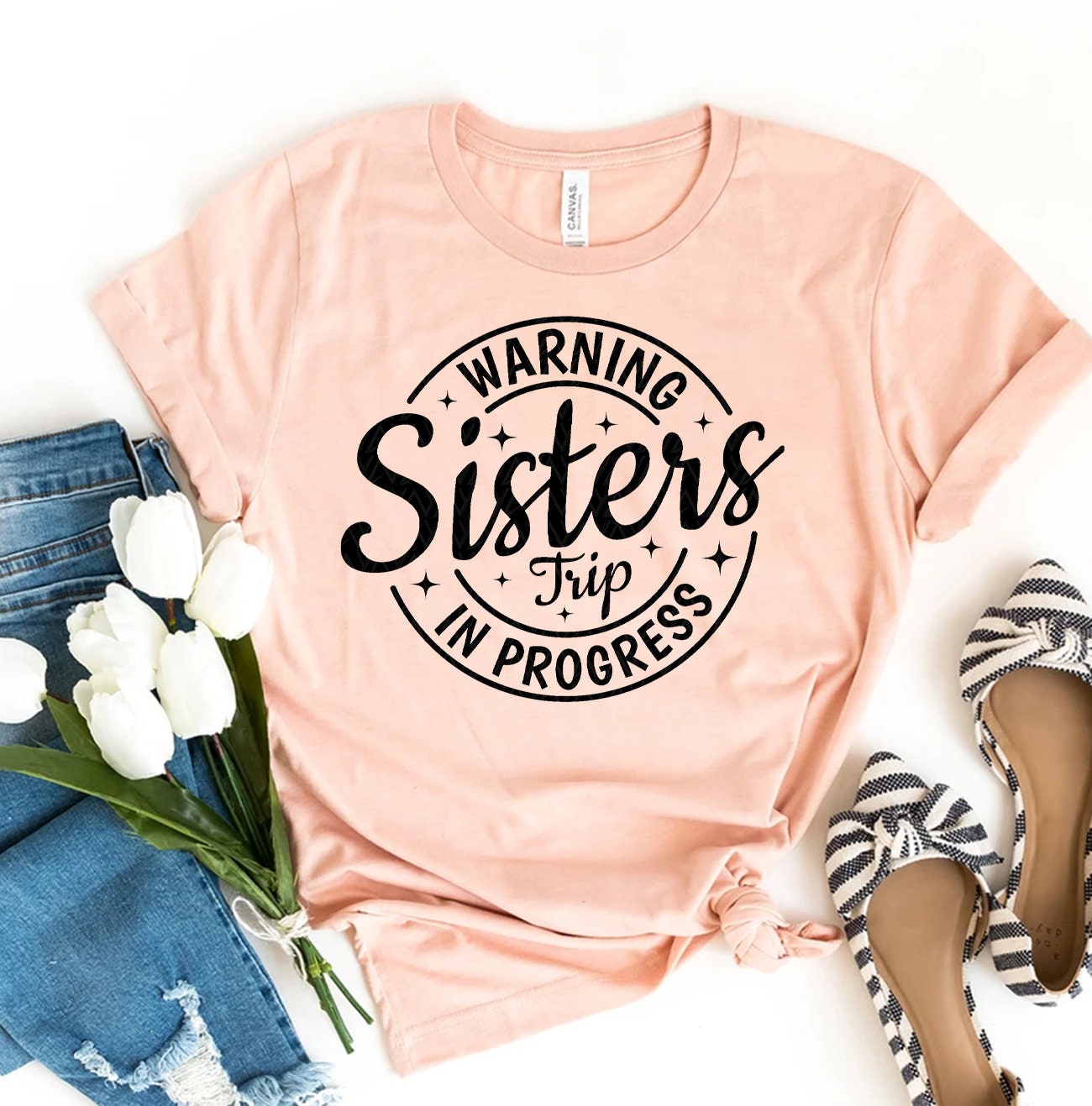 Achtung Sisters Trip in Progress T-Shirt, Mädchen Weekend Shirt, Geschenk, Junggesellinnen Party Top, Schwester Wochenende Freunde T-Shirt von ClothingByShane