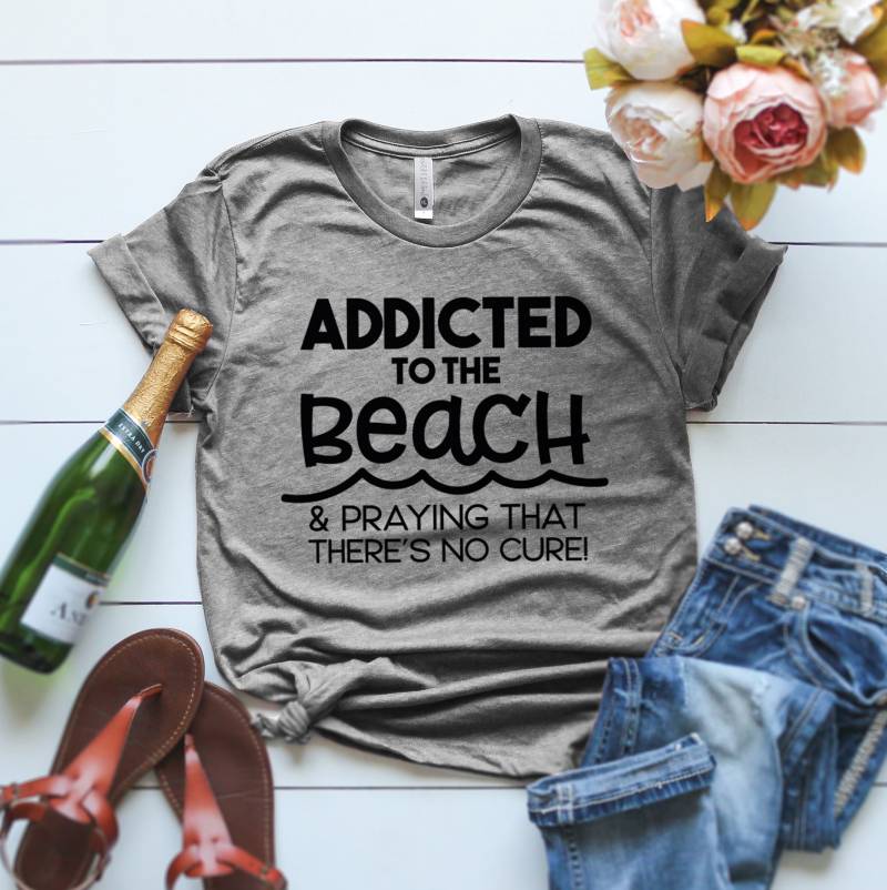 Addicted To The Beach T-Shirt, Addict Shirt, Sommer T-Shirts, Vacay Mode, I'm Addict, Lustiges Strand Frauen Shirt von ClothingByShane