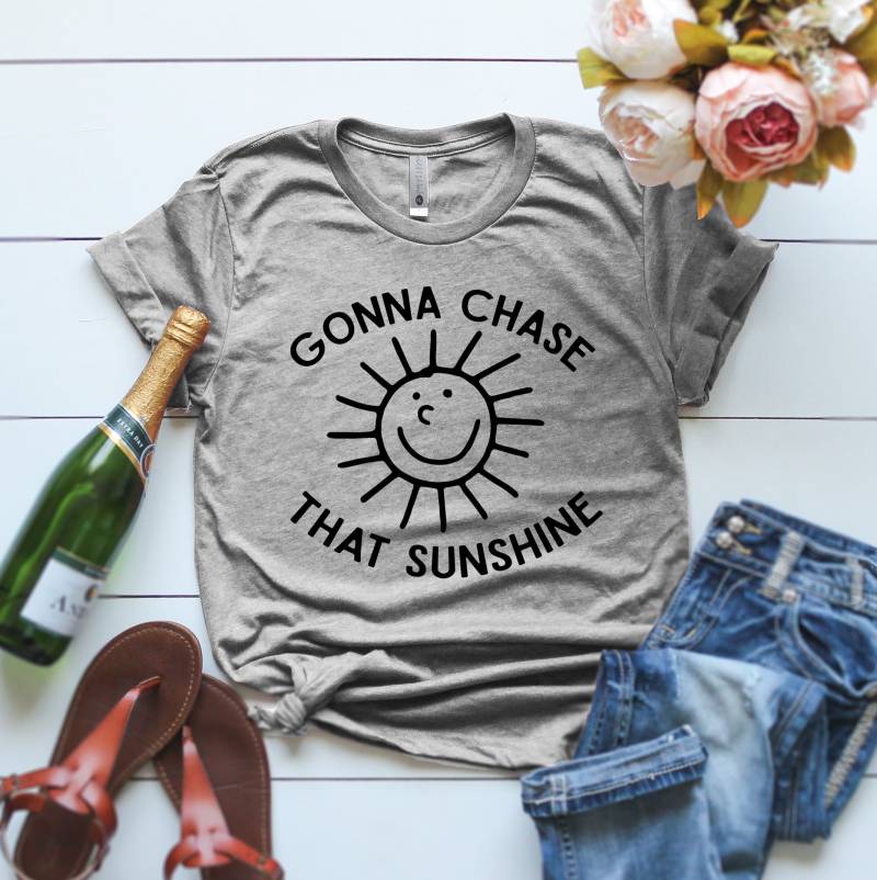 Chase The Sunshine Shirt Damen Printable Süßes T-Shirt Going To That Zitat Muttertag Geschenk von ClothingByShane