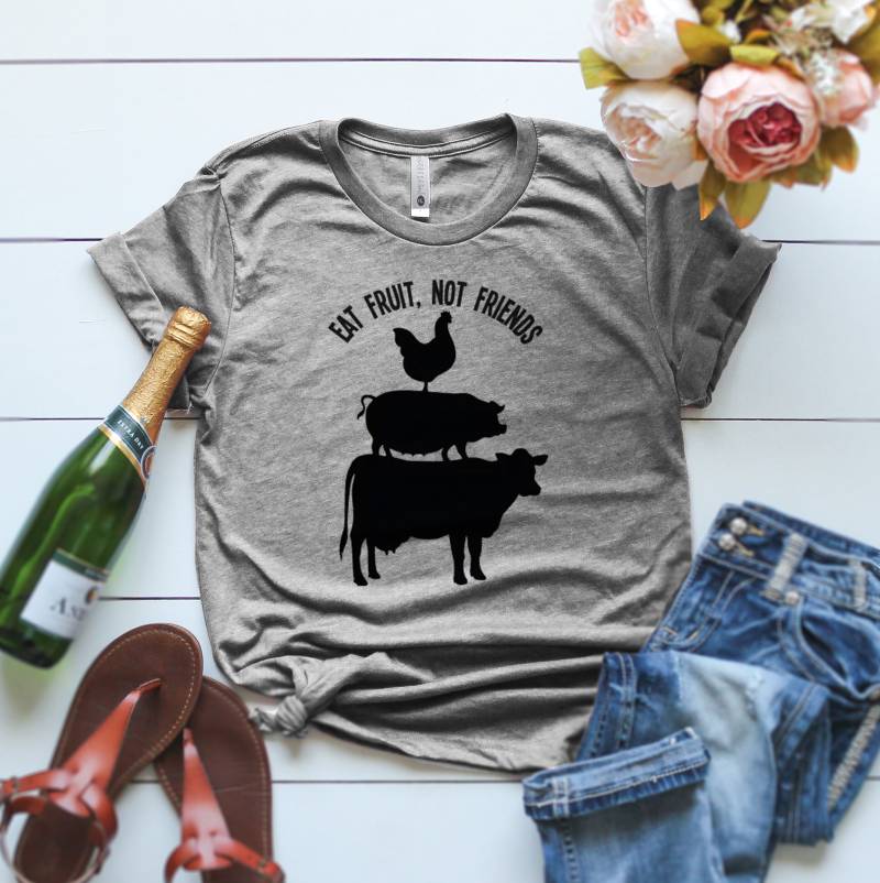 Eat Fruits Not Friends T Shirt, Lustiges Veganes T-Shirt, Vegeterian Süßes Tshirt, Veggies & Plants Lover, Vegan Vibes Eat Fruits Not Friends T Shirt, Lustiges Veganes T-Shirt, Vegeterian Süßes Tshirt, Veggies & Plants Lover, Vegan Vibes von ClothingByShane