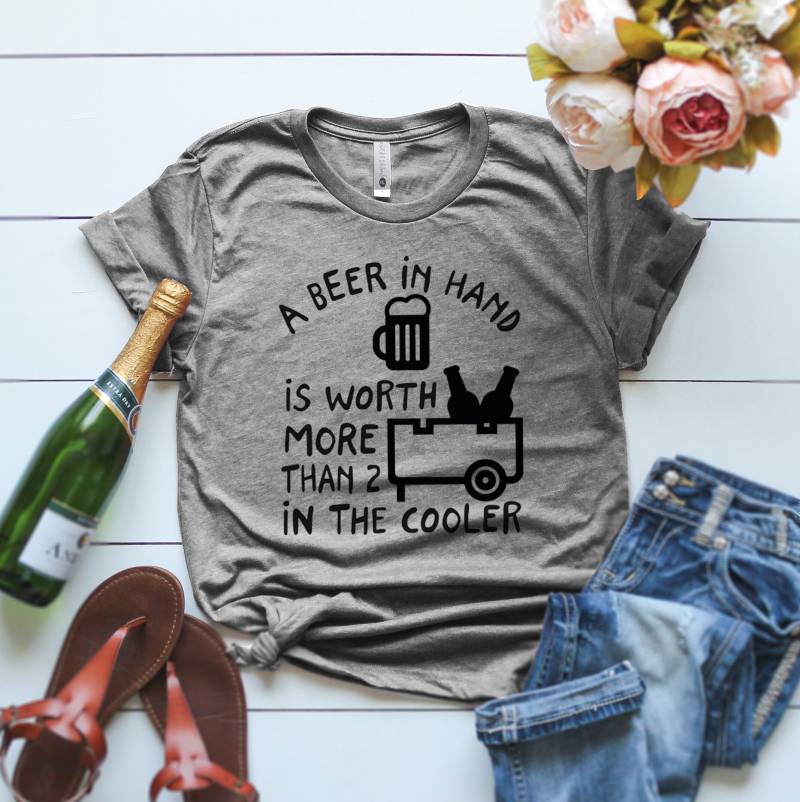 Ein Bier in Der Hand Ist Mehr Als 2 Im Kühleren T-Shirt Wert, Ein Jeder Lustiges Shirt, Get Me A Damen Halten Shirt von ClothingByShane