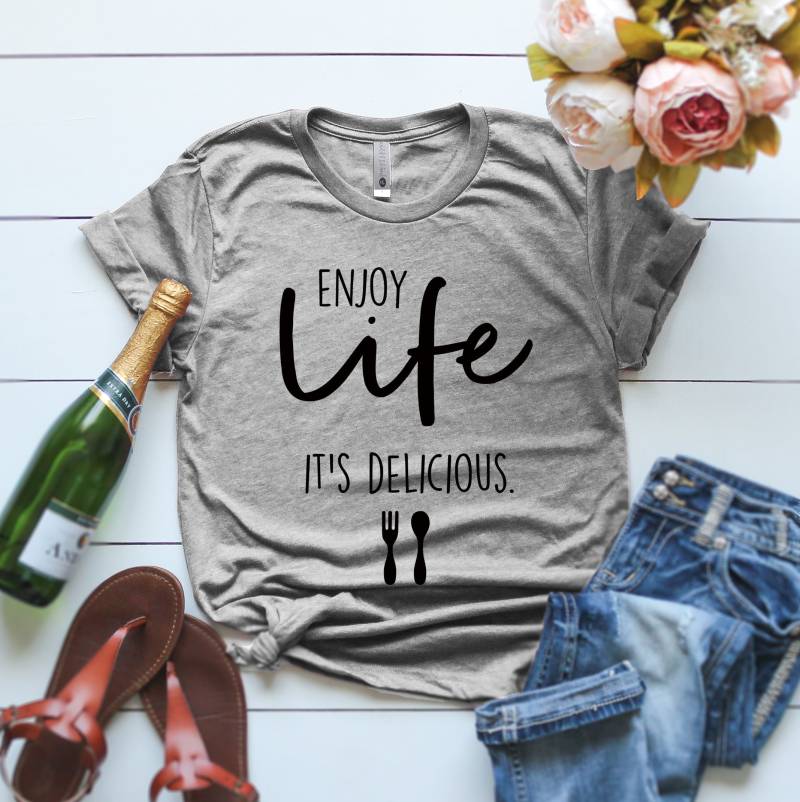 Enjoy Life It Es Delicious Shirt T-Shirt Mit Süßer Katze Happy Cat Design Lustiges Zitat Frauen Tshirt Spruch von ClothingByShane