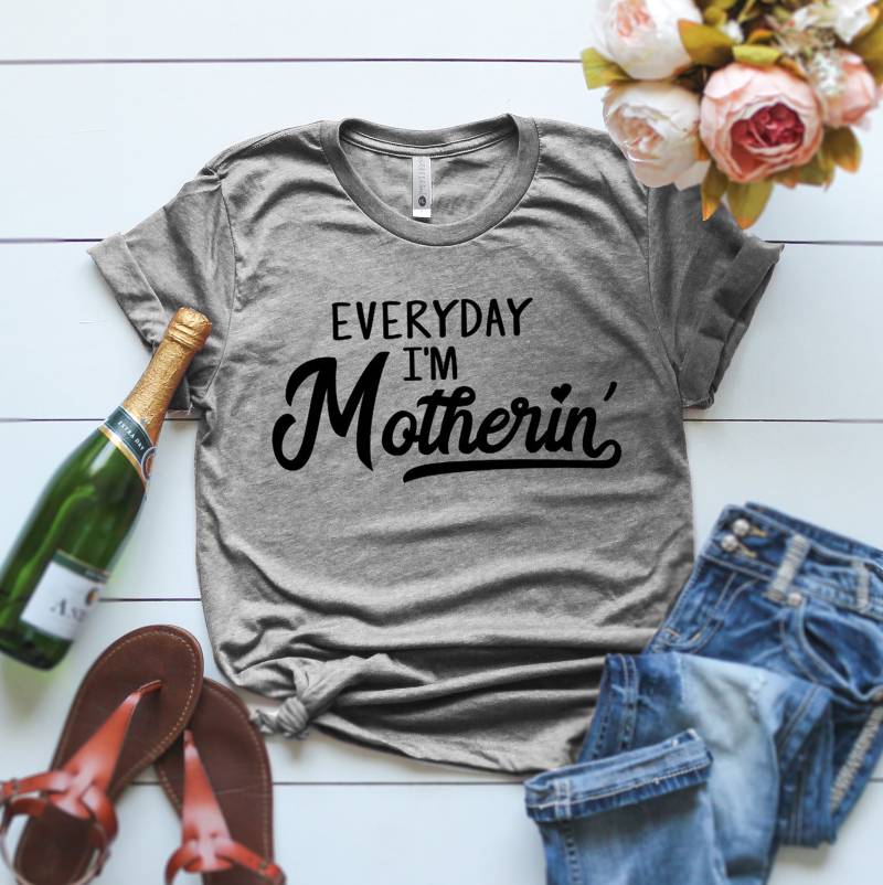 Everyday I'm Motherin' T Shirt, Mom Mama Geschenk, Momlife Cool Lustiges Muttertag Geschenk Everyday I'm Motherin' T Shirt, Mom Mama Geschenk, Momlife Cool Lustiges Muttertag Geschenk von ClothingByShane