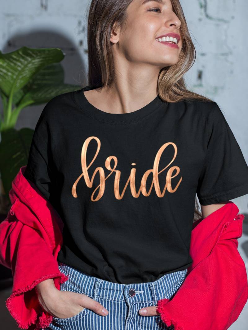 Hochzeit T-Shirt, Verlobungs-Party-Shirts, Flitterwochen Junggesellinnen-Party-Shirts, Getting Ready Shirt Für Braut, Braut Vibes T-Shirt Hochzeit T-Shirt, Verlobungs-Party-Shirts, Flitterwochen Junggesellinnen-Party-Shirts, Getting Ready Shirt Für Braut, Braut Vibes T-Shirt von ClothingByShane