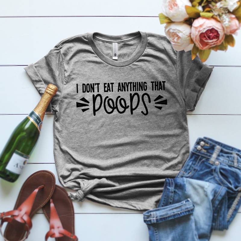 I Don't Eat Anything That Poops T-Shirt, Lustiges Vegan Geschenk Für Veganer, Food T Shirt, Lustige Sprüche T-Shirt von ClothingByShane