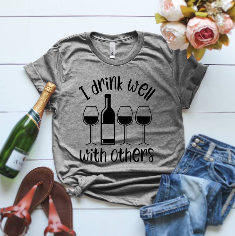 Ich Trinke Gut Mit Anderen Lustigen T-Shirt, Drinks Well With Others T Shirt, Funny Drinking Drunk Tri-Blend Wine Lover Ich Trinke Gut Mit Anderen Lustigen T-Shirt, Drinks Well With Others T Shirt, Funny Drinking Drunk Tri-Blend Wine Lover von ClothingByShane