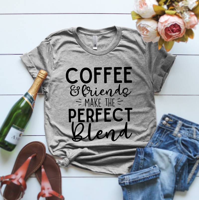 Kaffee Und Freunde Machen Die Perfekte Mischung Shirt Freund Geschenkidee Kaffeeshirt Geschenk Für Freundin Lustiges von ClothingByShane