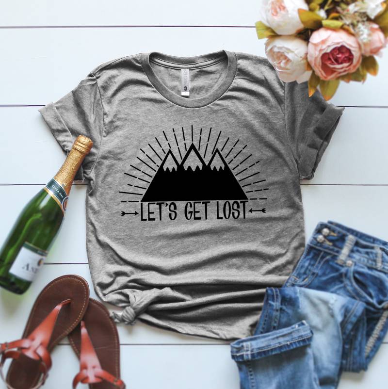 Let Es Get Lost T-Shirt, Adventure T Shirt, Mountain Camping Camplife Wandern Wild & Free, Reise Shirt Let Es Get Lost T-Shirt, Adventure T Shirt, Mountain Camping Camplife Wandern Wild & Free, Reise Shirt von ClothingByShane