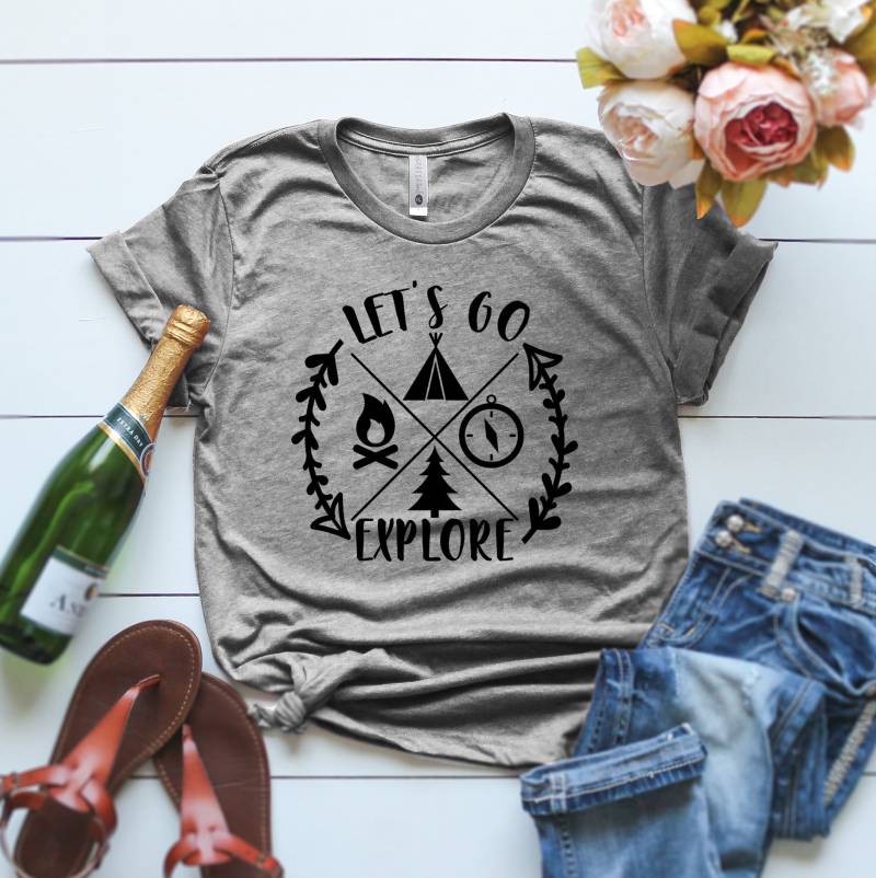 Let Es Go Explore T Shirt, Lets Go Explore Everything Travel Mens Slogan Adventure Nomaden Shirt Let Es Go Explore T Shirt, Lets Go Explore Everything Travel Mens Slogan Adventure Nomaden Shirt von ClothingByShane