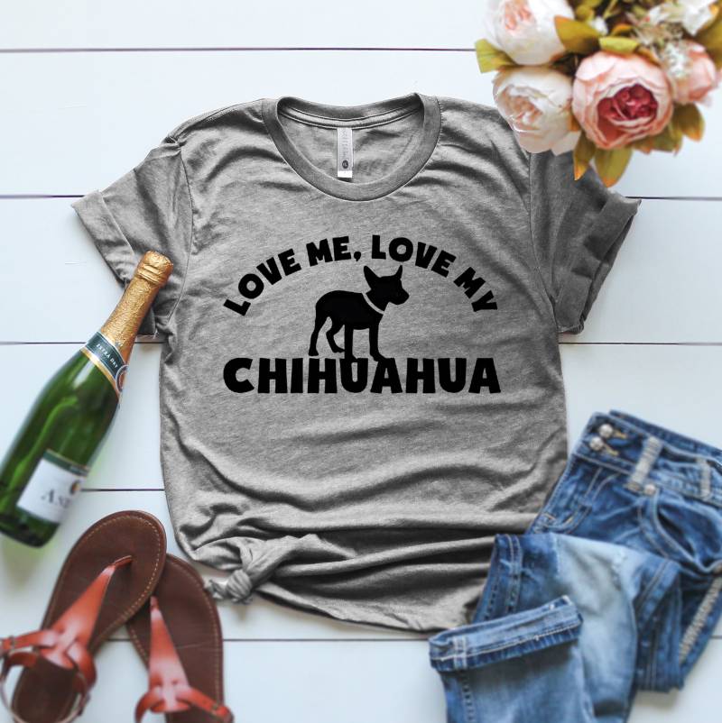 Love Me My Chihuahua T Shirt, Hund Mama Fell Shirt Für Hunde Mama, Geschenk Haustier T-Shirt von ClothingByShane