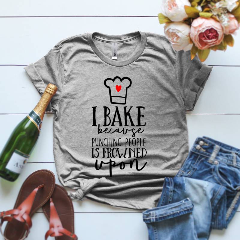Lustige Backgeschenke I Bake Because Punching People Is Frowned Upon Shirt Geschenk Für Bäcker Kochen Lustiges Backen Kulinarik von ClothingByShane