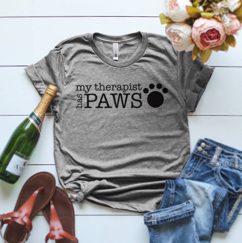 Mein Therapeut Hat Pfoten T-Shirt, Haustier Zitat Katzen T Shirt, Pro Liebhaber Vier Katzenliebhaber Geschenk Mein Therapeut Hat Pfoten T-Shirt, Haustier Zitat Katzen T Shirt, Pro Liebhaber Vier Katzenliebhaber Geschenk von ClothingByShane