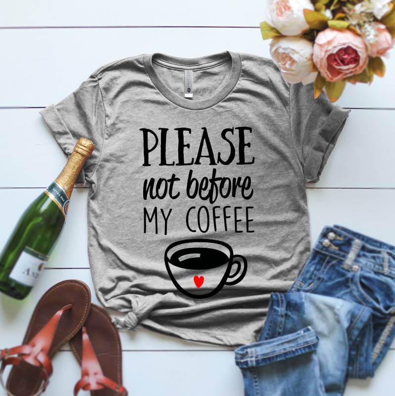 Not Before My Coffee Damen T-Shirt Kaffee Geschenk Unisex Shirt Lustiges Kaffeeshirt Mug von ClothingByShane