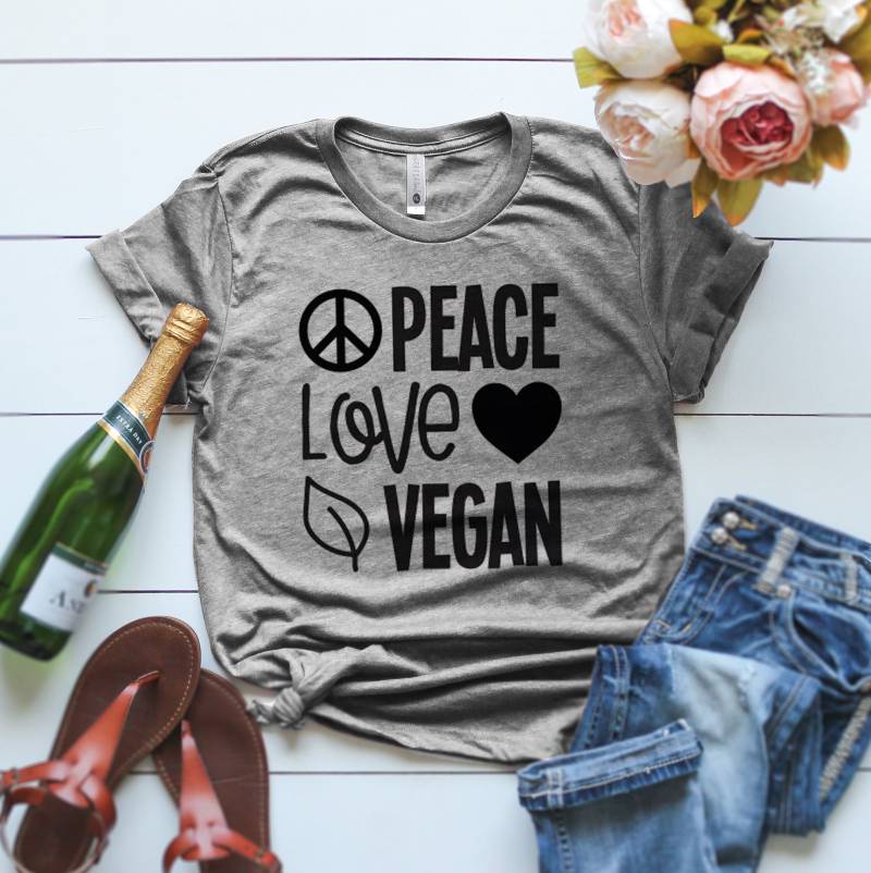 Peace Love Vegan T Shirt, T-Shirt, Vegeterian Lustiges Geschenk, Geschenk Für Liebhaber, Süßes Shirt Peace Love Vegan T Shirt, T-Shirt, Vegeterian Lustiges Geschenk, Geschenk Für Liebhaber, Süßes Shirt von ClothingByShane