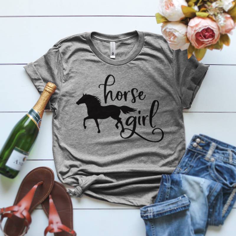 Pferd Mädchen T-Shirt, Pferdeliebhaber Nur Ein Mädchen, Das Pferde T-Shirt Liebt, Geburtstag Hängend Mit Meinen Pferden Shirt von ClothingByShane