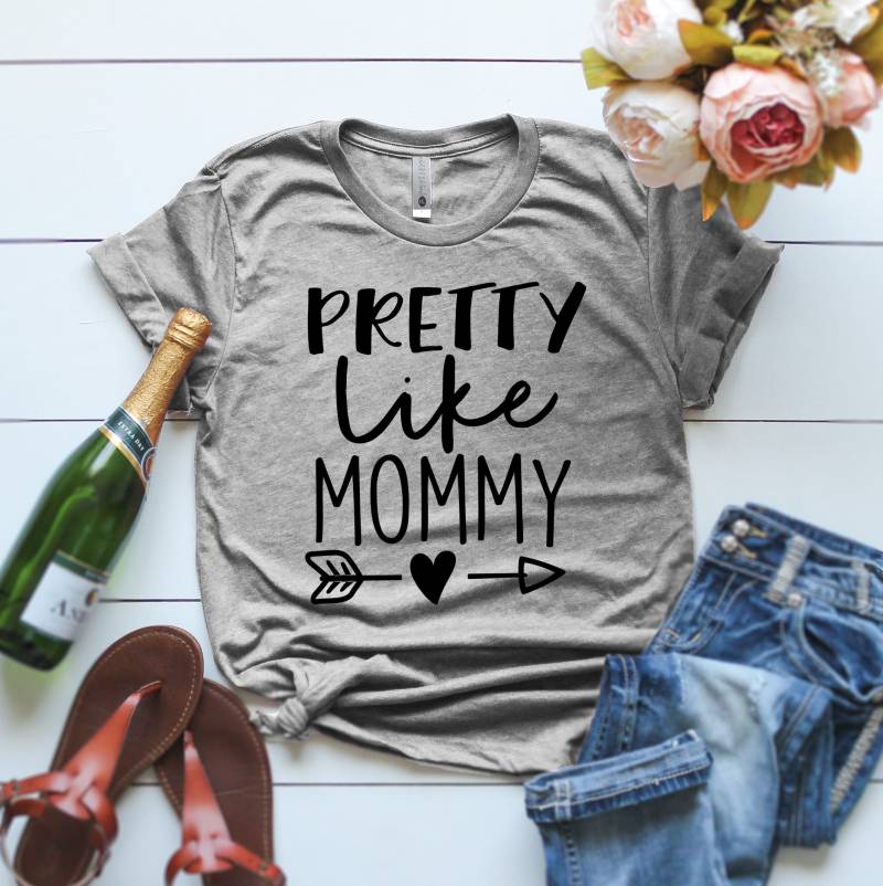 Pretty Like Mommy T-Shirt Mama Life Shirt Lustiges Mom Muttertagsshirt Hübsches Sweatshirt Geschenk von ClothingByShane