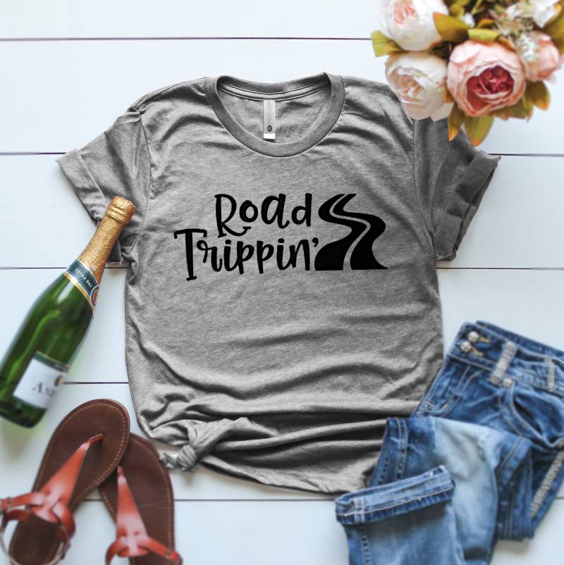 Road Trippin' T Shirt, Sommer Urlaubs Trip Wanderlist Adventure Tshirt, Camping Shirt Road Trippin' T Shirt, Sommer Urlaubs Trip Wanderlist Adventure Tshirt, Camping Shirt von ClothingByShane