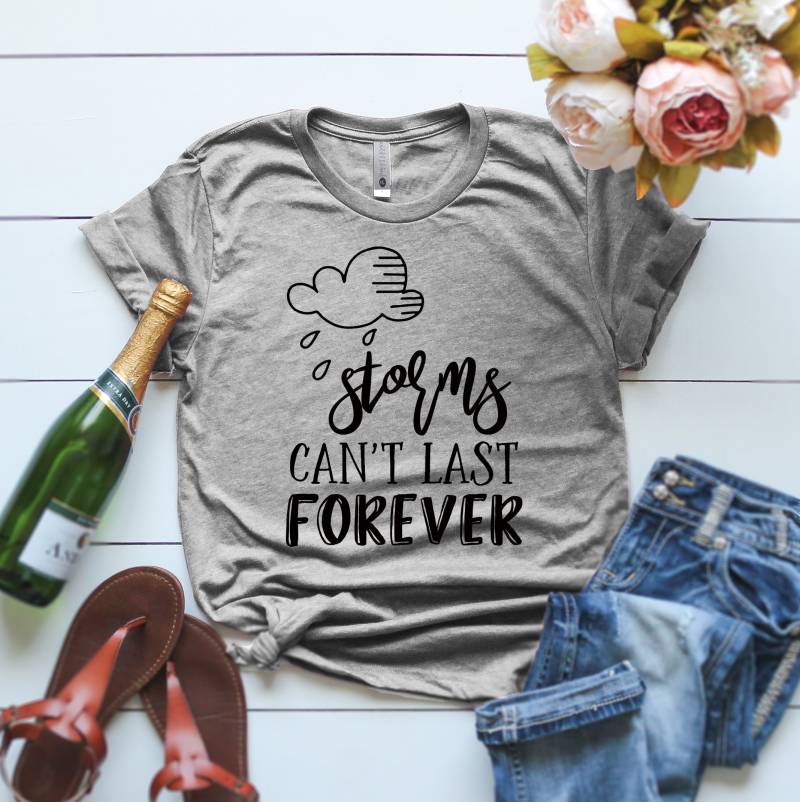 storms Can't Last Forever T Shirt Inspirierendes T-Shirt Motivation Damen Gebetshemden Grafik von ClothingByShane