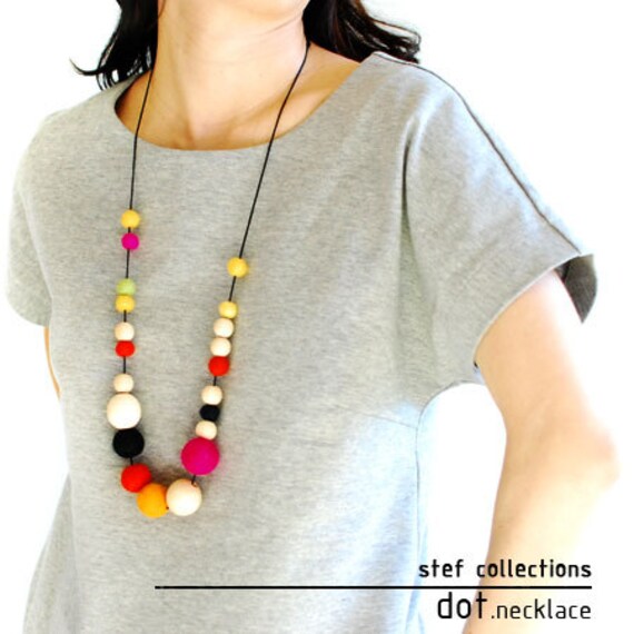 Bunte Halskette. Filz Ball Holzperlenkette. Große Perlenkette. Statement Witzig. Fett. Verstellbare von CloudDen