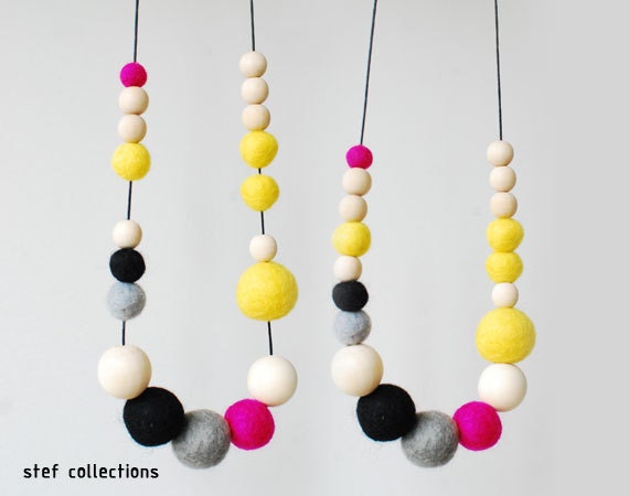 Filz Ball Halskette. Gelb Rosa Neon-Halskette. Grobstrick Perlenkette. Wolle Witzig. Fett. Verstellbare von CloudDen