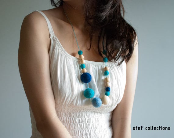 Filz Pom-Poms Halskette. Blaue Holzperlenkette. Blau Himmel Chunky Große Perlenkette von CloudDen