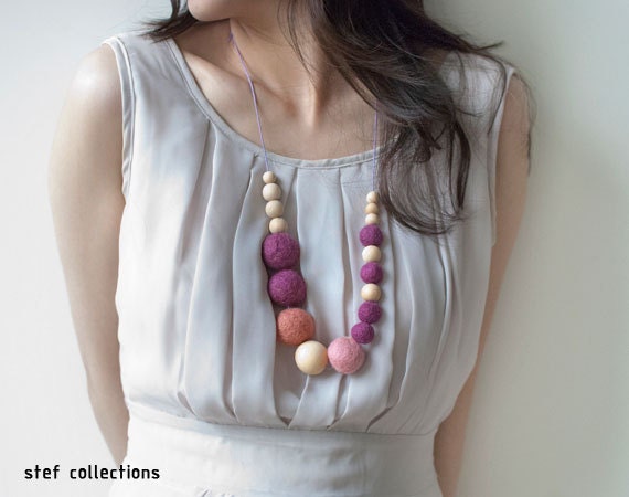 Lila Halskette. Filz Ball Rosa. Perlen Chunky Perlenkette. Wolle Jahrgang. Verstellbare von CloudDen