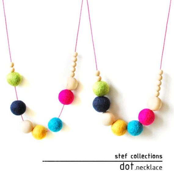 Neon Halskette. Bunte Mädchen Filz Pom-Poms Holzperlenkette. Spaß. Chunky Große Perlenkette von CloudDen