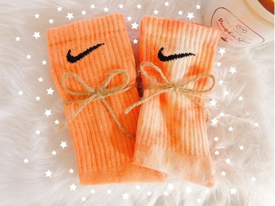Tie Dye Nike Socken - Pumpkin Orange Duo Block Orange + Und Weiß Marmoriert Herbst-/Halloweensocken Tie Dye Nike Socken - Pumpkin Orange Duo Block Orange + Und Weiß Marmoriert Herbst-/Halloweensocken von CloudTieDyeCo