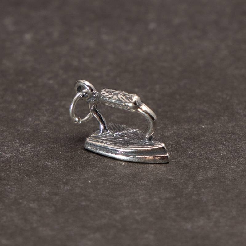 sterling Silver 3D Alte Flache Eisen Anhänger Für Bettelarmband sterling Silver 3D Alte Flache Eisen Anhänger Für Bettelarmband von CloudcroftTrading