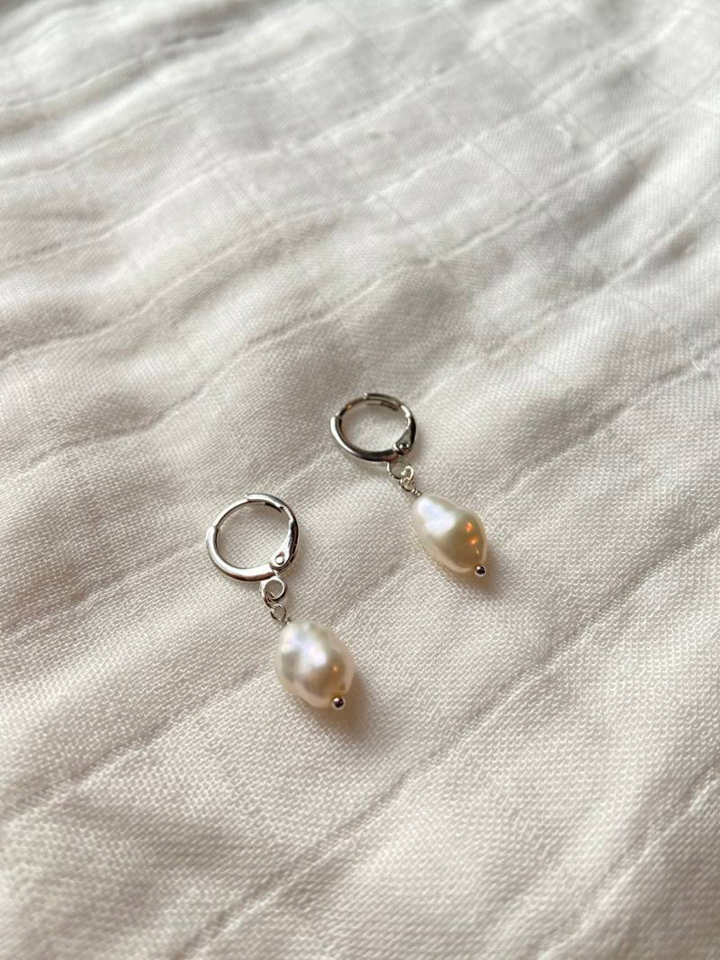 18K Echt Weiß Vergoldete Kreolen/Huggies Mit Echten Süßwasserperlen, Simpel, Schick, Perlenohrringe 18K Echt Weiß Vergoldete Kreolen/Huggies Mit Echten Süßwasserperlen, Simpel, Schick, Perlenohrringe von CloveJewelryDesigns