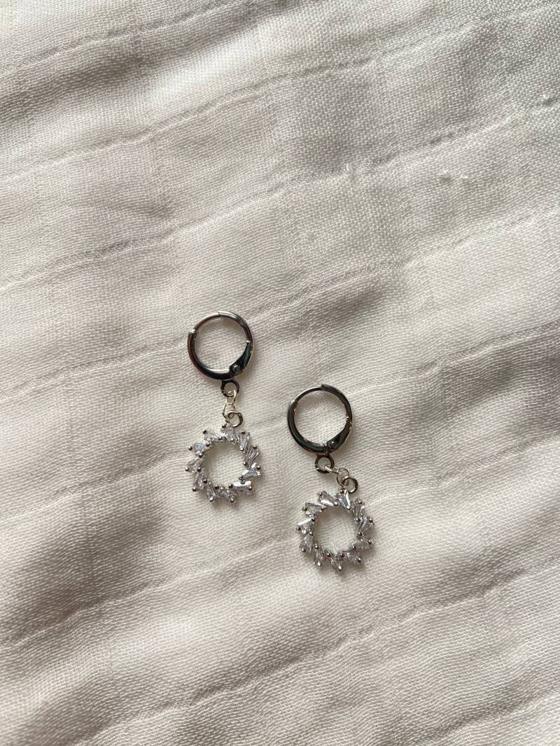 18K Echt Weiß Vergoldete Kreolen/Huggies Mit Zirkonaanhänger, Simpel, Schick, Nickelfrei 18K Echt Weiß Vergoldete Kreolen/Huggies Mit Zirkonaanhänger, Simpel, Schick, Nickelfrei von CloveJewelryDesigns