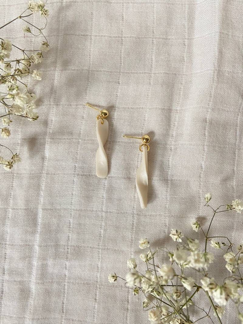 Polymer Clay Ohrringe, 18K Echt Vergoldete Stecker, Nickelfrei, Simpel, Schick, Handmade Mit Perlschimmer in Gold Oder Silber Polymer Clay Ohrringe, 18K Echt Vergoldete Stecker, Nickelfrei, Simpel, Schick, Handmade Mit Perlschimmer in Gold Oder Silber von CloveJewelryDesigns