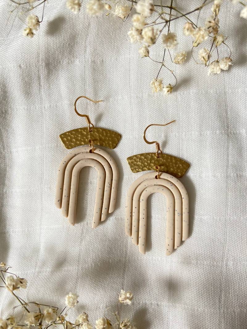 Polymer Clay Ohrringe, Bogen Mit Messingakzent, Handmade, Nickelfrei Polymer Clay Ohrringe, Bogen Mit Messingakzent, Handmade, Nickelfrei von CloveJewelryDesigns