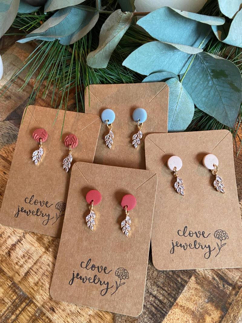 Polymer Clay Ohrstecker Mit Echt Vergoldetem Zirkonaanhänger, Handmade, Nickelfrei, Classy Minimalistisch Und Schick Polymer Clay Ohrstecker Mit Echt Vergoldetem Zirkonaanhänger, Handmade, Nickelfrei, Classy Minimalistisch Und Schick von CloveJewelryDesigns